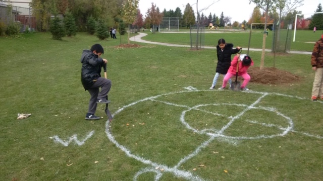 Picture of students start to dig at Medicine Garden