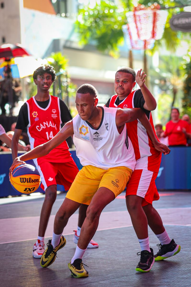 Team Canada students from Albert Campbell CI play basketball